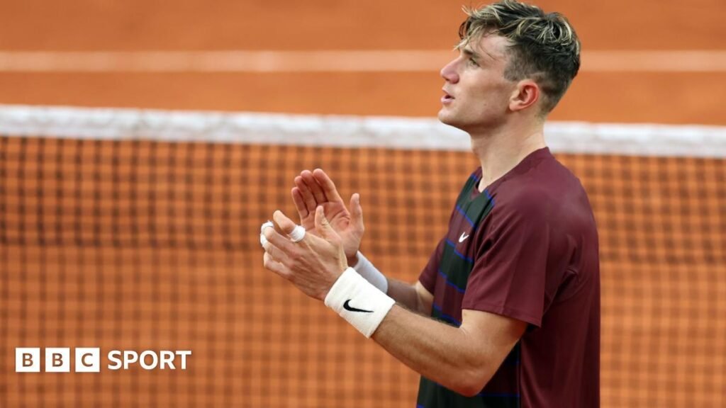 Jack Draper applauds