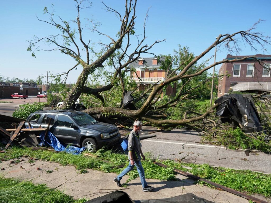 Tornadoes kill at least 21 in US states of Missouri and Kentucky | Weather News Tornadoes kill at least 21 in US states of Missouri and Kentucky | Weather News