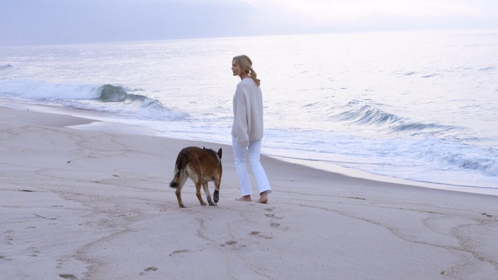 An Open Landscape, Between the Beach and the Bay, Becomes a Family's Dream Home