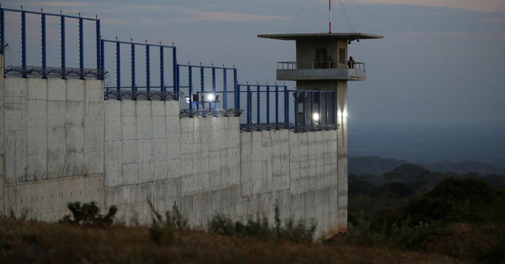 Appeals Court Pauses Order to Give Deported Venezuelans Due Process