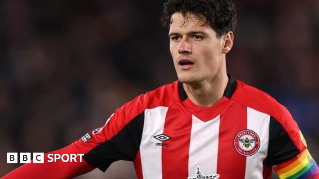 Jack Draper points to the home fans at Queen's