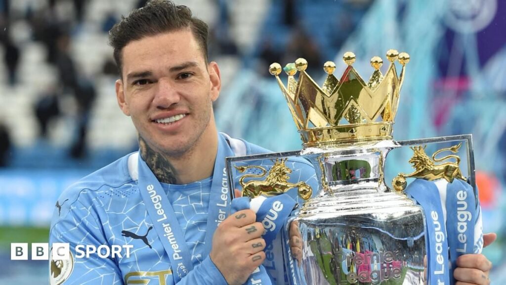 Jack Draper points to the home fans at Queen's