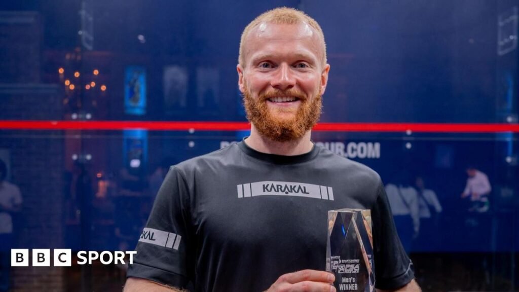 Jack Draper points to the home fans at Queen's