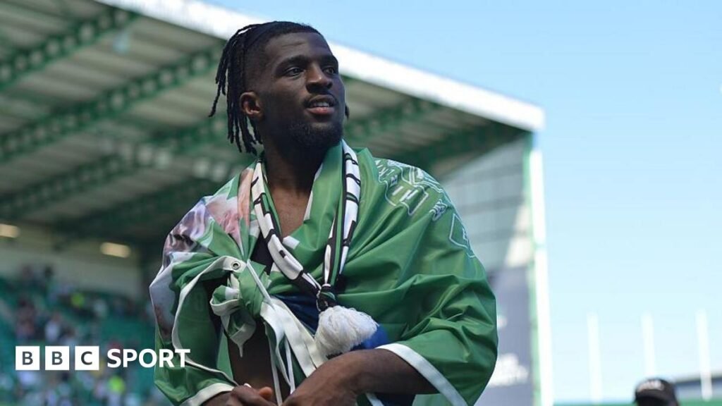 Jack Draper points to the home fans at Queen's