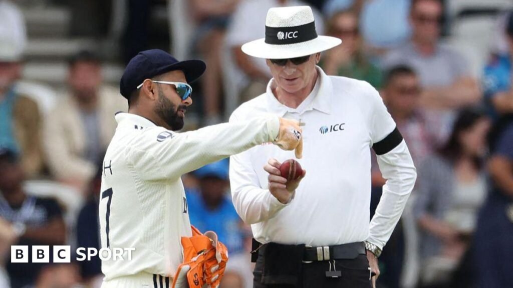Jack Draper points to the home fans at Queen's