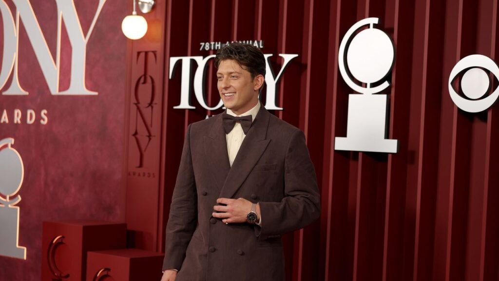 The Story Behind Tom Francis’s Scene-Stealing Tony Awards Tuxedo GQ