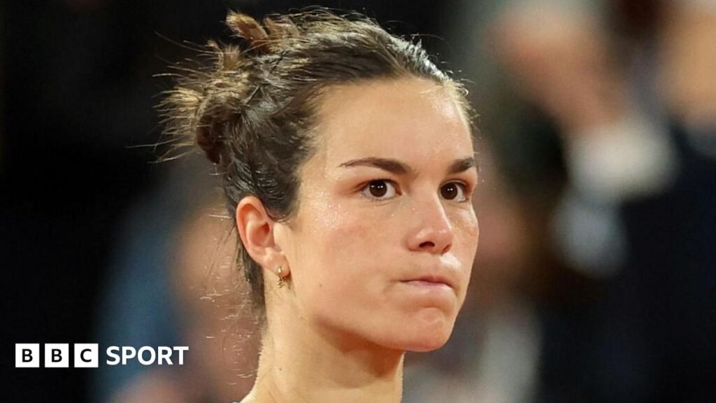 Jack Draper points to the home fans at Queen's