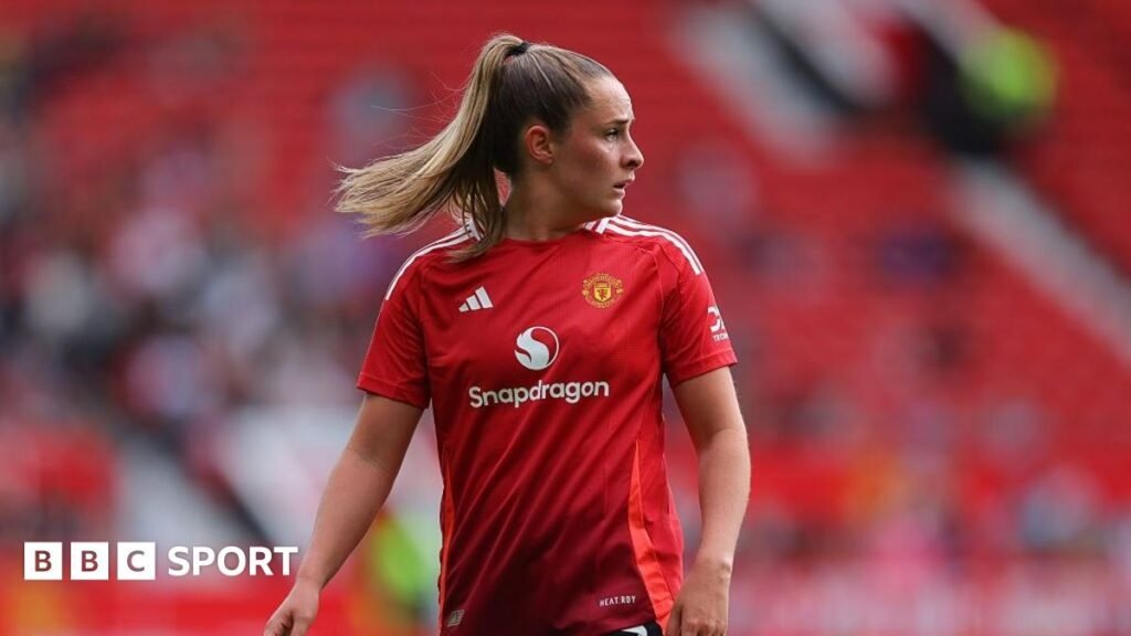 Jack Draper points to the home fans at Queen's