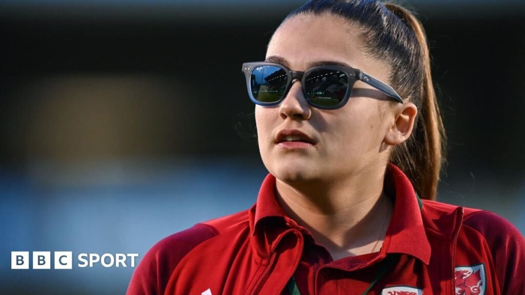 Jack Draper points to the home fans at Queen's