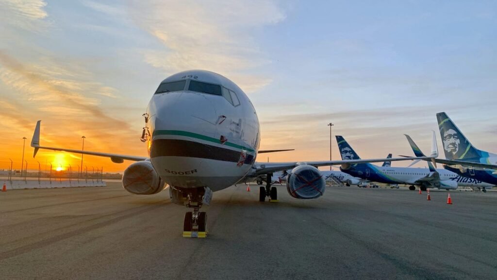 Alaska Airlines 737 on the tarmac at Oakland International Airport