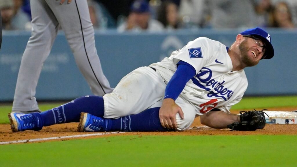 Dodgers put Max Muncy on injured list with bone bruise in knee