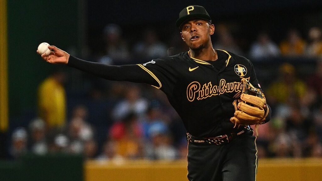 Reds acquire 3B Ke'Bryan Hayes in trade with Pirates