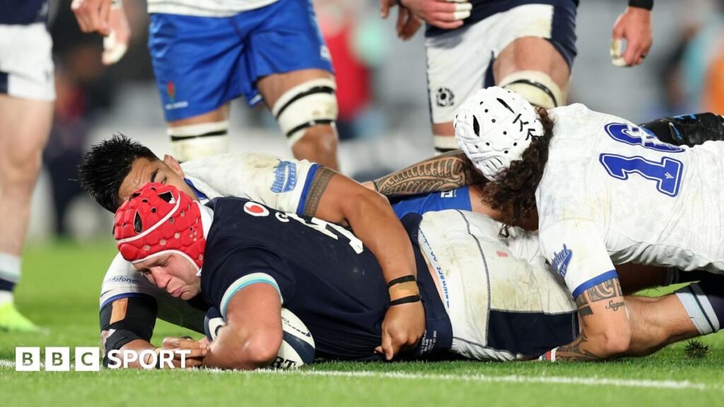 Grant Gilchrist scores a try