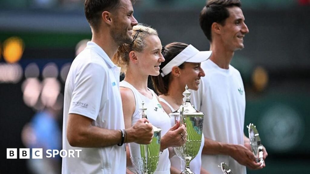 Sem Verbeek, Katerina Siniakova, Joe Salisbury and Luisa Stefani with their WImbledon mixed doubles trophies