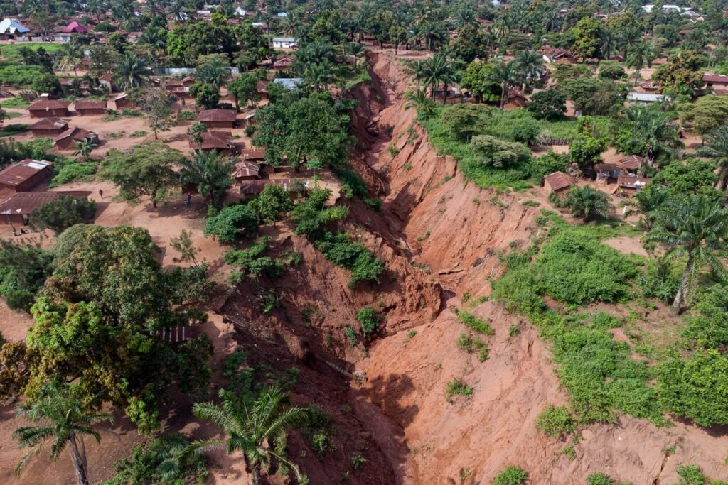 Giant ‘Gullies’ in the Earth Threaten Cities in Africa amid Rapid Urbanization
