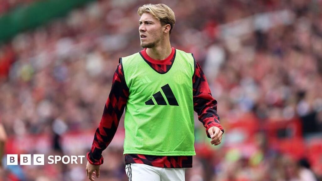 Manchester United striker Rasmus Hojlund close to completing Napoli transfer Rasmus Hojlund warming up for Manchester United.