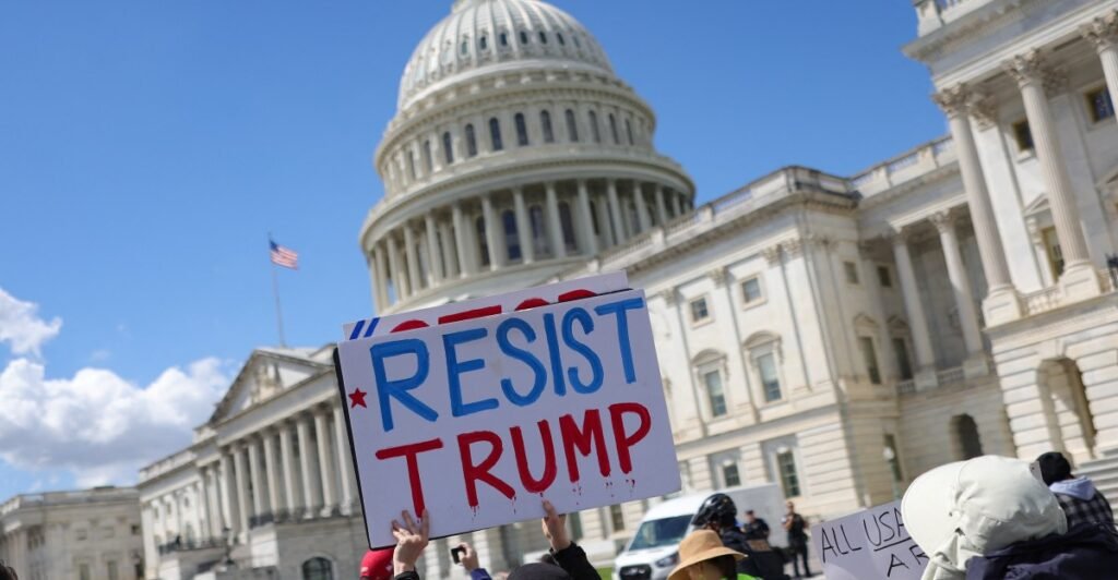 3 charts that explain the Democrats’ terrible approval ratings