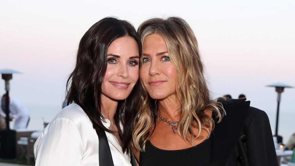Jennifer Aniston Gives Courteney Cox a Frizz-Fighting, Rachel-Esque Blowout
