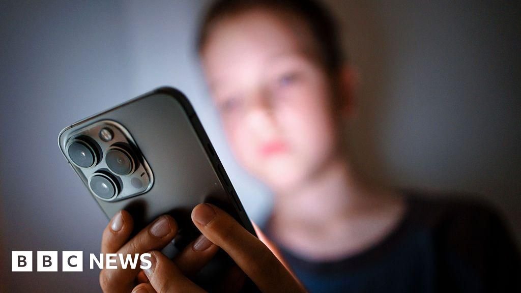 Smartphone ban means calmer pupils, says Northamptonshire teacher Smartphone ban means calmer pupils, says Northamptonshire teacher